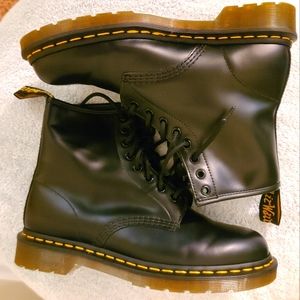 Dr. Martens 1460 black original 8-eye leather boots